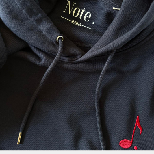 Sweat à capuche bleu marine – Note brodée rouge - unisex