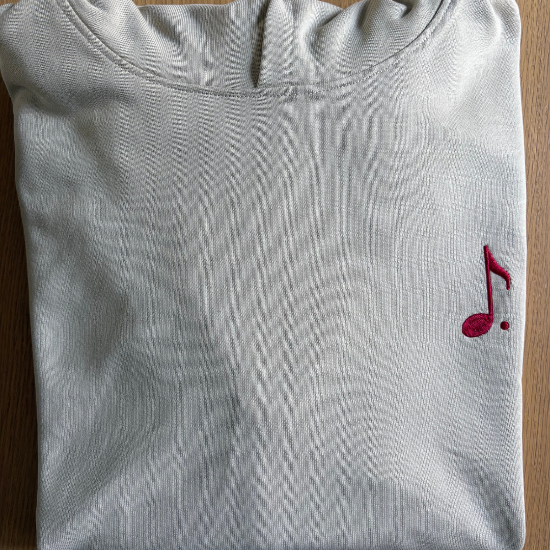 Sweat à capuche beige brodé rouge – Note.Paris